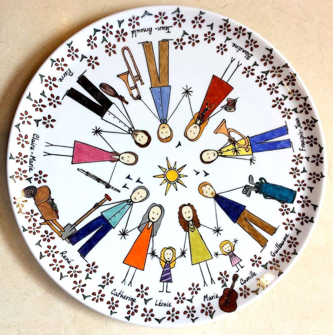 Plat à tarte en porcelaine personnalisé dans un style naïf par une famille et par les passions de chacun.